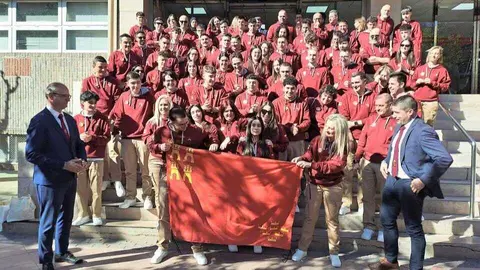 El consejero de Educaci&oacute;n y Formaci&oacute;n Profesional, V&iacute;ctor Mar&iacute;n, despide al alumnado de FP de la Regi&oacute;n de Murcia que participan en Spainskills`26, junto a sus profesores.&nbsp;(CARM)