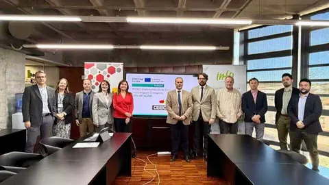 Foto de familia durante la jornada. (CEEIC)