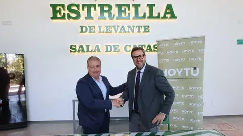 Imagen durante la renovaci&oacute;n del convenio entre HoyT&uacute; y Estrella de Levante. (Estrella de Levante)