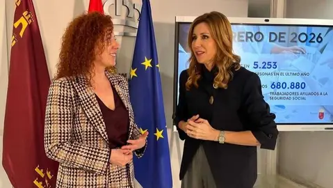 La consejera Marisa L&oacute;pez Arag&oacute;n junto a la directora general del SEF, Pilar Valero, durante la rueda de prensa. (CARM)