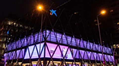Edificio de CaixaBank adornado por el D&iacute;a Internacional de la Mujer. (CaixaBank)
