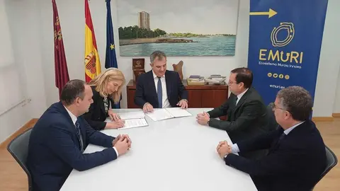 El consejero de Universidades, Juan Mar&iacute;a V&aacute;zquez, junto a la concejala de Promoci&oacute;n Econ&oacute;mica y Empleo del ayuntamiento de Murcia, Mercedes Bernab&eacute;, y el director de la C&aacute;tedra EMURI, Jos&eacute; Luis Munuera-Alem&aacute;n. (CARM)