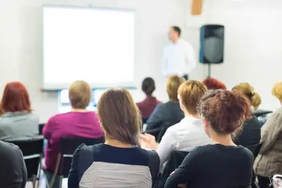 Durante este mes se pondr&aacute;n en marcha 315 cursos de formaci&oacute;n. (CARM)