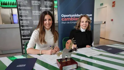Juana S&aacute;nchez, responsable del &aacute;rea de acci&oacute;n social de la Fundaci&oacute;n Estrella de Levante, y Maria Teresa S&aacute;nchez, presidenta Cruz Roja en la Regi&oacute;n, firman la renovaci&oacute;n del acuerdo. (Estrella de Levante)