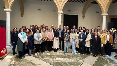 Foto de familia tras la clausura del programa experiencial de bordado en seda y oro. (CARM)