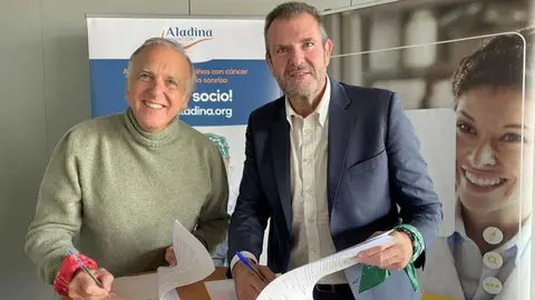 Firma del convenio entre el presidente de Hefame y de su Fundaci&oacute;n, Enrique Ayuso (derecha), y el presidente de Fundaci&oacute;n Aladina, Paco Arango. (Hefame)
