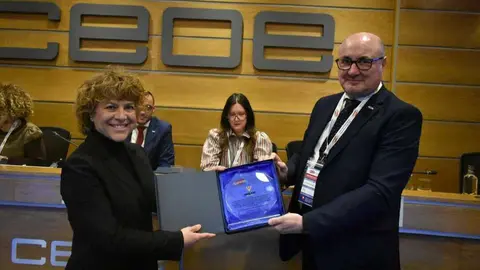 Encarna Ortiz, CEO de Vigilant, recoge el&nbsp;Premio a la Trayectoria Empresarial de la&nbsp;Federaci&oacute;n Empresarial Espa&ntilde;ola de Seguridad. (Grupo Vigilant)