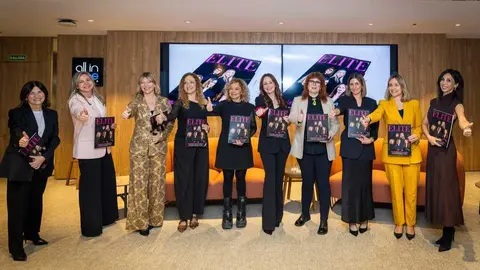 Foto de familia durante la presentaci&oacute;n del nuevo n&uacute;mero. (Ana Bernal)