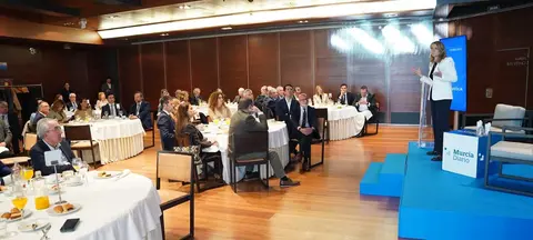 Panor&aacute;mica de &Aacute;ngela de Miguel, presidenta de Cepyme. durante su ponencia en los Desayunos de Murcia Diario. (Ra&uacute;l Alc&aacute;ntara)