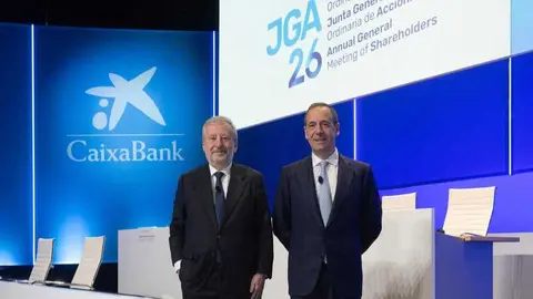 El presidente de CaixaBank, Tom&aacute;s Muniesa, y el consejero delegado, Gonzalo Gort&aacute;zar, en la Junta General de Accionistas 2026 de la entidad. (CaixaBank)