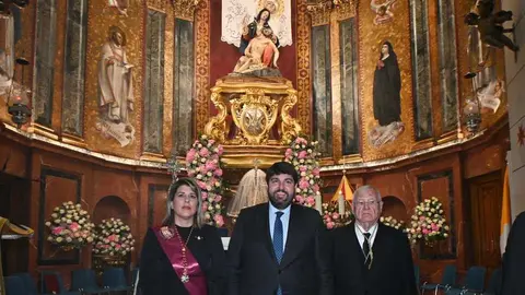 El presidente de la Comunidad, Fernando L&oacute;pez Miras, en Cartagena durante el acto de entrega de la Onza de Oro junto a la alcaldesa, Noelia Arroyo, y el Hermano Mayor del Hospital de Caridad de Cartagena, Jos&eacute; Vera S&aacute;nchez. (CARM)