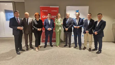 Foto de familia durante la renovaci&oacute;n del convenio. (CaixaBank)