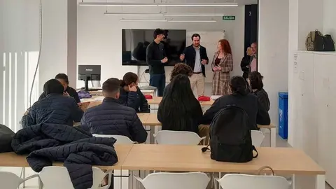 La directora general del SEF, Pilar Valero, durante una visita a alumnos. (CARM)