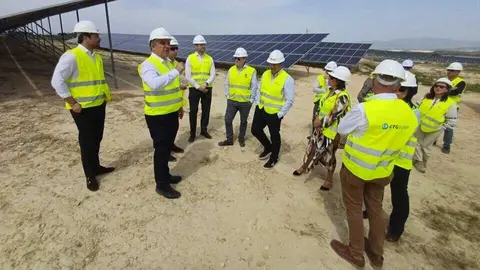 El consejero de Medio Ambiente, Juan Mar&iacute;a V&aacute;zquez, visita la planta fotovoltaica que la firma China Three Gorges Europe (CTGE) tiene en Mula. (CARM)