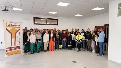 La directora general del SEF, Pilar Valero, junto algunos de los alumnos participantes en cursos de La Huertecica. (CARM)