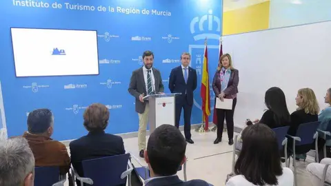 El director del Itrem, Juan Francisco Mart&iacute;nez, junto al concejal Jes&uacute;s Pacheco y a la presidenta de la Oficina de Congresos de Murcia, Carmen Ant&oacute;n, en la presentaci&oacute;n de la campa&ntilde;a de promoci&oacute;n de Murcia como destino MICE. (CARM)