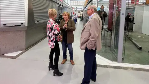 La concejal del Comercio del consistorio murciano, Bel&eacute;n Romero, visitaa el inicio de las obras del Aula Gastron&oacute;mica del Mercado de Santa Florentina acompa&ntilde;ada por el presidente de la Asociaci&oacute;n de Vendedores del Mercado, Jos&eacute; Garc&iacute;a. (Ayuntamiento de Cartagena)