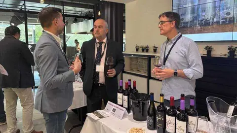 El secretario general de la Consejer&iacute;a de Agua, Agricultura, Ganader&iacute;a y Pesca, Francisco Jos&eacute; Gonz&aacute;lez, junto a representantes de las DOP de la Regi&oacute;n de Murcia, durante el evento de promoci&oacute;n de los vinos de la Regi&oacute;n de Murcia celebrado en Bruselas. (CARM)