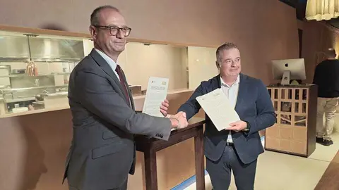 Imagen durante la firma del convenio por parte del presidente de HoyT&uacute;, Bartolom&eacute; Vera, y el consejero de Educaci&oacute;n, V&iacute;ctor Mar&iacute;n. (CARM)
