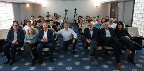 Fotograf&iacute;a grupal con el CEO y los asistentes a la sesi&oacute;n. (Ra&uacute;l Alc&aacute;ntara)