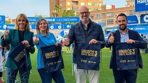 Imagen de familia durante la tercera edici&oacute;n de&nbsp;&lsquo;Unidos por el bal&oacute;n&rsquo; de&nbsp;CaixaBank y el UCAM Murcia C.F. (CaixaBank)