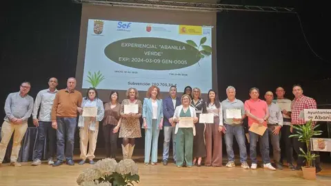 Foto de familia durante la entrega de diplomas a los participantes en el programa. (CARM)