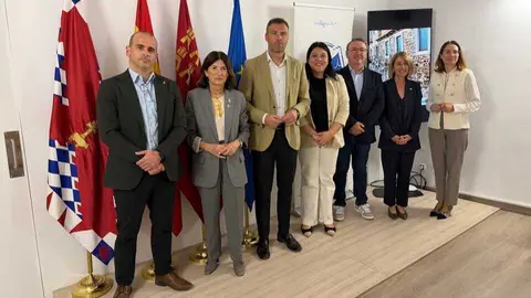 Foto de familia tras la firma del convenio. (CaixaBank)