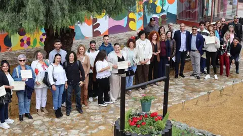 La directora general del SEF, Pilar Valero, junto con la alcaldesa de Puerto Lumbreras, Mar&iacute;a &Aacute;ngeles T&uacute;nez, durante la clausura de los programas de formaci&oacute;n. (CARM)