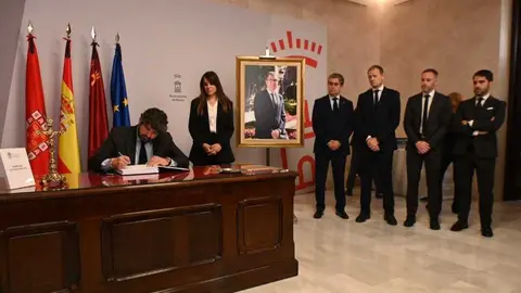 L&oacute;pez Miras deja unas palabras en el libro de condolencias por el fallecimiento del alcalde Jos&eacute; Ballesta. (CARM/X)