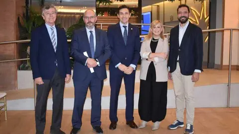 Imagen de familia en la jornada &lsquo;Empresa familiar y direcci&oacute;n profesional: claves para crecer sin perder el alma&rsquo; de Amefmur y Adimur. (Potavoz)