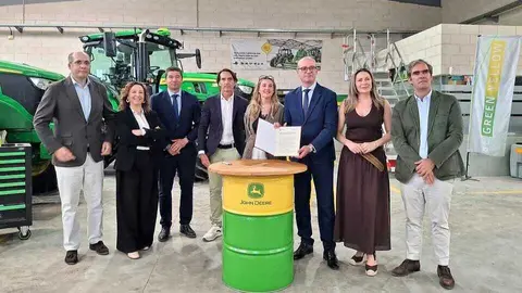 El consejero V&iacute;ctor Mar&iacute;n firma un convenio con responsables de la empresa de maquinaria agr&iacute;cola Avanterra Tech S.L. para el impulso de la FP dual intensiva. (CARM)