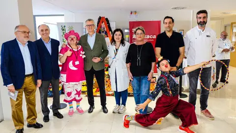 El consejero de Salud de la CARM, Juan Jos&eacute; Pedre&ntilde;o (centro), con participantes y colaboradores de la semana de la alimentaci&oacute;n saludable. (Fecoam)