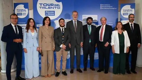 Imagen de familia, con el rey Felipe en el centro, en el acto de proclamaci&oacute;n del Premio Princesa de Girona &lsquo;Investigaci&oacute;n 2026'. (CARM)