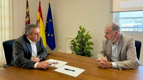 Imagen del consejero, Joaqu&iacute;n Buendia, junto al presidente del SCRATS, Lucas Jim&eacute;nez. (CARM)