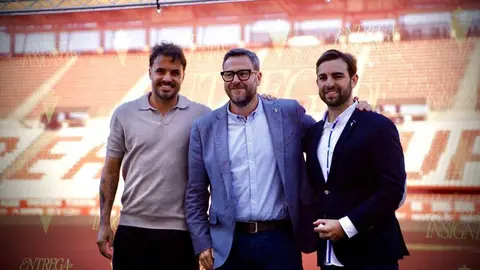 Pedro Le&oacute;n, presidente del Real Murcia; Yayo Delgado, responsable de Comunicaci&oacute;n y Relaciones Externas de Estrella de Levante; y Juanjo Fern&aacute;ndez, vicepresidente del club, durante la entrega de insignias. (Estrella de Levante)