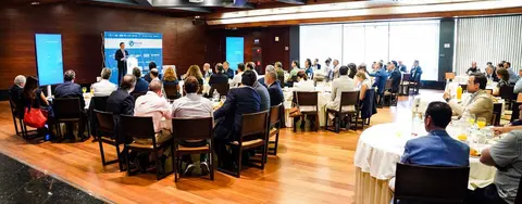 Imagen panor&aacute;mica del Desayuno Murcia Diario con Jos&eacute; Manuel Fern&aacute;ndez Bosch, consejero delegado de Rheinmetall Expal Munitions. (Ra&uacute;l Alc&aacute;ntara)