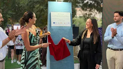 La alcaldesa de Archena, Patricia Fern&aacute;ndez, y la consejera de Turismo, Carmen Conesa, descubren la placa en la inauguracion de Archena R&iacute;o. (Ayuntamiento de Archena)