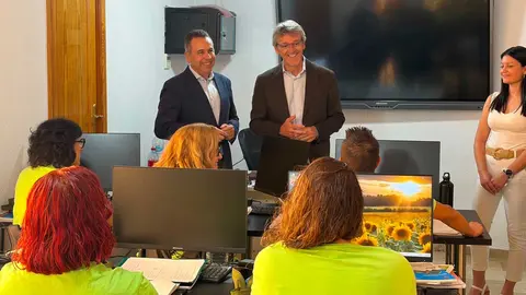 El consejero de Empleo, Luis Alberto Mar&iacute;n, y el alcalde de Abanilla, Jos&eacute; Antonio Blasco, charlan con los vecinos de Abanilla que se est&aacute;n formando. (CARM)