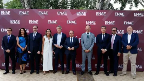 Imagen de familia en la graduaci&oacute;n de la promoci&oacute;n 2025/2026 de ENAE. (ENAE)