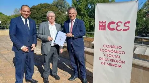A la derecha, el consejero Juan Mar&iacute;a V&aacute;zquez, junto al presidente del CES, Jos&eacute; Antonio Cobacho, y el director general de Universidades e Investigaci&oacute;n, Antonio Caballero, en la entrega del texto de la Ley de la Ciencia al consejo. (CARM/Archivo)