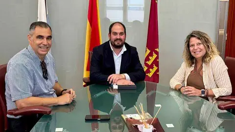 Reuni&oacute;n entre la presidenta de Hostecar, Querubina Rosique, y el alcalde de Los Alc&aacute;zares, Mario Gin&eacute;s P&eacute;rez. (Hostecar)