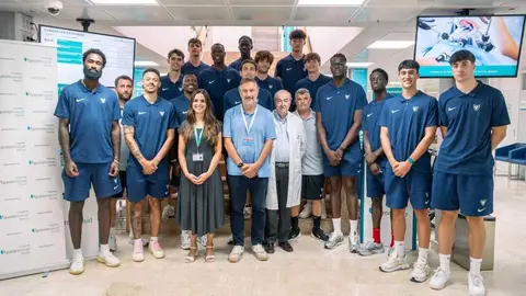 Foto de familia tras los reconocimientos m&eacute;dicos. (Quir&oacute;nsalud Murcia)