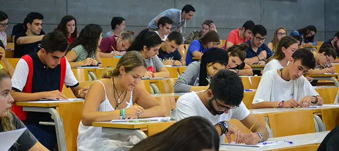 Imagen de la realizaci&oacute;n de un examen. (Archivo)