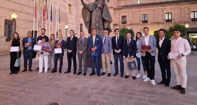 Foto de familia de premiados y finalistas con las autoridades que asistieron al acto. 