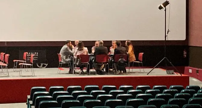 Reuni&oacute;n de la consejera Carmen Conesa con los representantes de la Uni&oacute;n de Asociaciones Audiovisuales de la Regi&oacute;n de Murcia antes de la presentaci&oacute;n de las ayudas a los rodajes.