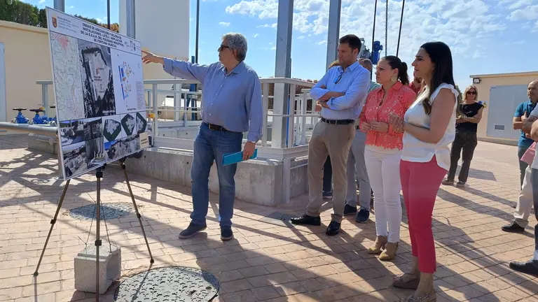 La consejera Sara Rubira durante la explicaci&oacute;n de las actuaciones realizadas en la EDAR de Fortuna.