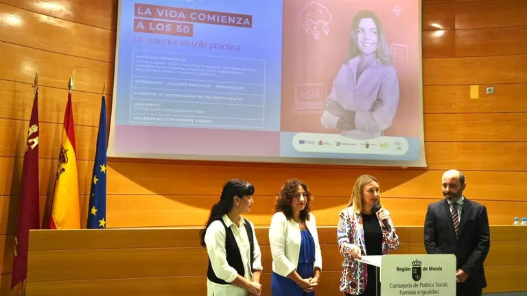 La consejera de Pol&iacute;tica Social, Familias e Igualdad, Conchita Ruiz, durante la presentaci&oacute;n del programa 'Impulso Mujer + 50'.