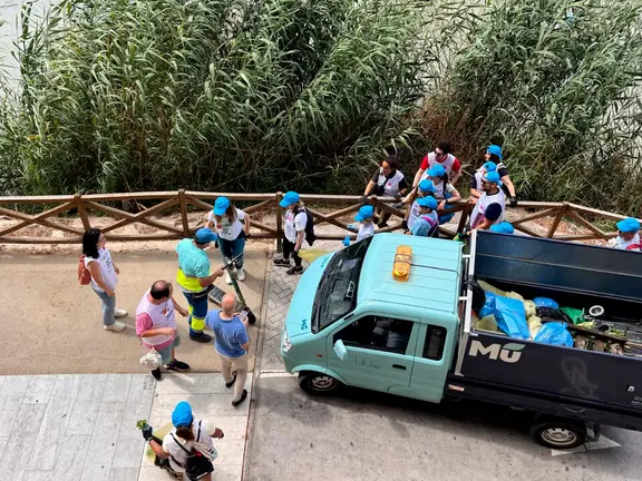 Voluntarios durante el Reto R&iacute;o Limpio, una de las iniciativas impulsadas en Murcia para celebrar el D&iacute;a Mundial del Reciclaje y concienciar sobre el impacto de los residuos en el entorno natural.- (Prezero)