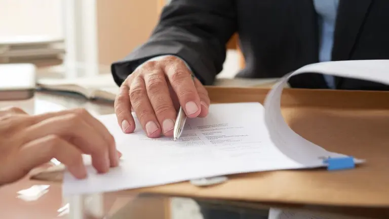 Firma de un contrato de trabajo. (Freepik)