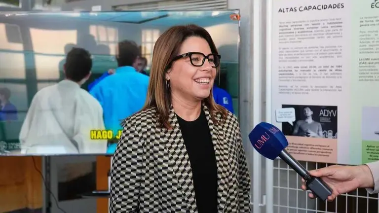 Alicia Rubio, vicerrectora de Estudiantes y Empleo de la UMU, en la inauguración de esta exposición. (UMU)